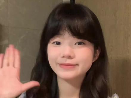 宝宝们期待的刘海教程来啦💭不需要卷发棒‼️
工具就只需要一个小卷筒!不容易翻车
很适合新手宝宝们的刘海教程,卷发棒不太会用的宝宝可以一起来学学看哦!#日常分享 #韩系刘海教程 #卷发教程 #实用分享 #刘海教程