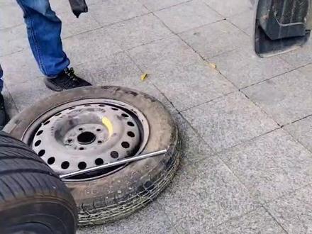 手把手教你更换大型SUV备胎#附近救援#道路救援现场 #汽车 #更换备胎