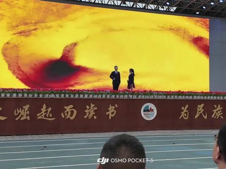 满心欢喜,在成人礼这天和女儿同台演唱《是妈妈是女儿》。
感谢我的女孩如此优秀,并肩站在舞台上的瞬间,温暖又感动。
感恩学校给予这份特别的机会与用心培养,也谢谢老公用第三视角,为我们娘俩记录下全程的美好。
今天,注定是意义非凡的一天❤️