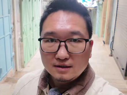 战事爆发以来,以色列当局以安全为由,关闭了耶路撒冷老城的多处宗教场所,并根据以军本土守备司令部的战时规定,限制举行各类活动。总台记者看到,老城店铺大多关门,街上空空荡荡,老城变成了一座“空城”。(总台记者 梁慧)