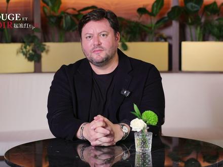 音乐总监威廉·卢梭专访 | 走进法红黑的音乐世界 《摇滚红与黑》音乐总监、作曲、歌曲导演——威廉·卢梭William Rousseau专访来袭🔥
剧中22首“过耳入魂”的旋律,都出自这位才华横溢的音乐灵魂人物之手🎼
🔹 哪一首歌的创作过程让他最难忘?
🔹 如何用音乐精准塑造于连、德瑞纳夫人、玛蒂尔德? 如果用一个乐器分别代表他们,会是什么?🎻🎺🎹
🔹摇滚乐队位于舞台二层演奏的创意是怎么诞生的?
🔹 今年巡演新增瓦勒诺先生的角色歌《他们比我哪里好》,这首歌的创作背景是什么?
更多音乐秘密,藏在这场专访中……
等你一起走进《摇滚红与黑》的音乐世界🎭
✨《摇滚红与黑》2025中国巡演炽热进行中
📍成都站:11月21日-11月23日 成都城市音乐厅
📍苏州站:11月28日-11月30日 苏州湾大剧院
📍南京站:12月5日-12月7日 南京保利大剧院
📍北京站:12月12日-12月14日 北京 世纪剧院
📍深圳站:12月19日-12月21日 南山文体中心聚橙剧院
📍西安站:12月26日-12月28日 陕西大剧院 西安音乐厅
#摇滚红与黑 #摇滚红与黑音乐剧 #摇滚红与黑中国巡演 #法红黑 #荣耀向我俯首