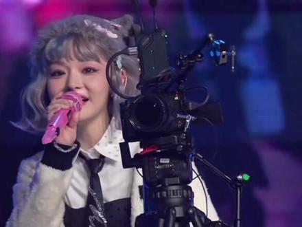 当你在拍黄霄云的时候发现她也在拍你#黄霄雲 #现场氛围 #黄霄雲深圳收官站 #没语季节 #黄霄雲宇宙无敌号