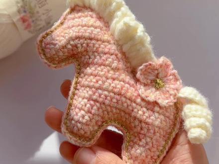 十分钟教会你勾一个马年专属小挂件 马上有钱花 寓意超好 线材 雪妃尔萌小仙2奶白 5浅粉 #手工编织零基础教学 #手工diy #钩针编织 #手作diy #钩针教程 @雪妃尔毛线