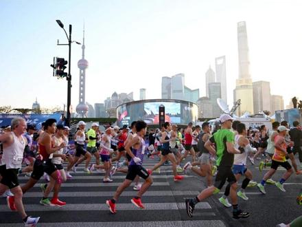 就在本周日,2025年上海马拉松开跑! 跑友们的年度盛事来袭~
🏃♀️2025上海马拉松将于11月30日全城开跑
👇这些道路即将进行交通管制,赶紧码住
💡核心管制时段:
✅11月29日 23:00—11月30日 8:00
南苏州路 / 北京东路 / 滇池路 / 天津路 / 南京东路 / 九江路 / 汉口路 / 广东路 / 福州路 / 元芳弄,禁止车辆和行人通行。
✅11月30日 4:30—8:00
江西中路 / 四川中路 / 外白渡桥 / 乍浦路桥 / 四川路桥,禁止车辆和行人通行。
✅11月30日 4:30分—8:00
中山东一路,禁止车辆通行。
✅11月30日 6:15—8:00
延安高架江西路下匝道 / 延安东路 / 外滩隧道(北向南),禁止车辆通行。
✅11月30日 6:30—8:30
人民路隧道河南南路出口实施临时关闭措施。
✅11月30日 6:40—8:30
延安高架华山路下匝道实施临时关闭措施。
✅11月30日 6:50—9:00
南北高架淮海路下匝道实施临时关闭措施。
✅11月30日 7:00—11:30
西藏南路隧道龙华东路出口实施临时关闭措施。
#马拉松 #上海马拉松 #马拉松 #跑步 #KDS