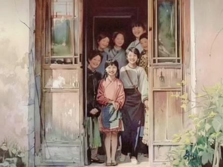 《老张家的七个女儿》主要讲述20世纪80年代,云南个鸣的云水村锡矿工人老张一家的故事。老张一生中最大的愿望是希望家族能够多子多孙、开枝散叶,然而他的妻子连续生下了七个女儿,没有生下儿子。尽管如此,老张依然乐观豁达,将七个女儿教育成人。
*大女儿张咏梅*,在父亲老张退休后顶班进入锡矿工作,这是全家人认可的“铁饭碗”,成为了城里人。虽然不招婆婆待见,但得到了丈夫的关爱。女儿方钰聪明可爱。咏梅对进城的三妹、五妹、六妹也是呵护有加,像一个老母鸡一样操心着妹妹们。
*二女儿张素兰*,因为顶班的问题与父母决裂并对父亲心生怨恨,独身一人跑到深圳闯荡,吃了不少苦头,对老张让大姐接班的事一直耿耿于怀,直至最后父亲把存折所有的钱交给她、她自己也通过自己的努力在深圳站稳了脚跟,她才得以释怀。
*三女儿张玉竹*,性格泼辣,不顾父母反对嫁人,婚后发现丈夫好吃懒做并遭受家暴。然而,她并未因此沉沦,而是勇敢地选择了离婚并独立生活。面对现实的无奈,最终放弃女儿的抚养权,在城市中卖衣服。
*四女儿张凤菊*,七姐妹中最孝顺、最体贴的一个。她任劳任怨,为了给父母养老,找了个上门女婿,和老张夫妻磕磕绊绊生活在同一屋檐下;她的上门女婿张建邦性格沉闷,凤菊夹在中间属实不容易。她为了老张家付出了很多,是姐妹中最不容易的一个。
*五女儿张爱莲*,家里学历最高的一个,通过自己的努力考上财校,进入了城里,完成了身份的转变,她与干部子弟徐正杨的爱情故事也充满了波折与甜蜜,最终修成正果,但也是用她的委屈求全换来的。
*六女儿张梦柳*,家中最为漂亮的女孩,性格豪爽,喜欢看武侠剧,有一个侠女梦。她拒绝了徐正杨的追求,选择了自己认为更加契合的灵魂伴侣贺斌,但曾被侵犯留下了心理阴影。
*七女儿张慕容*,父母最疼爱的小女儿,纯真可爱,不喜欢学习,后面随着二姐去深圳打工。
姐妹们之间的守望互助,无论谁有困难,其他姐妹总是义无反顾的支持她,她们之间的血脉相连,浓浓亲情令人感动。
老张家就像是一棵大树,她们的女儿们就像是大树的枝丫,抽枝散叶,整个老张家枝繁叶茂的生长。#老张家的七个女儿#读书