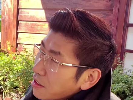 神准!张半仙一语成谶:本周破4000收3957,下周剑指3850
导语:本周五,沪指以一根中阴线彻底击穿4000点心理防线,收盘定格于3957.05点。这一走势,与民间股神“张半仙”上周“本周必破4000”的精准预言不谋而合。面对市场的恐慌情绪,张半仙再度发声:调整尚未结束,下周将向3850点发起探底。
预言验证:4000点防线失守
本周市场走势完全印证了张半仙的预判。在经历周初的反复拉锯后,周五空头力量集中释放,指数不仅跌破4000点整数关口,更是一举击穿半年线支撑,最终收于3957.05点,验证了其“有效破位”的判断。张半仙指出,今日的放量下跌显示恐慌盘已出,但多头抵抗力量薄弱,技术形态已彻底走坏。
下周展望:探底3850点
对于下周行情,张半仙维持谨慎偏空观点。他认为,4000点失守后,下方支撑将下移至3850点附近。该位置是前期密集成交区的下沿,也是本轮调整的强支撑位。他预计,下周初市场或仍有惯性下探,需关注3850点能否出现放量止跌信号。
操作策略:现金为王,等待黄金坑
张半仙建议投资者,在指数未触及3850点或未出现放量长阳反转信号前,切勿盲目抄底。当前应以现金为王,耐心等待市场情绪冰点。若下周指数如期探底3850点并企稳,届时将是布局优质错杀股的“黄金坑”时机。
#边缘话题 #上海市自媒体