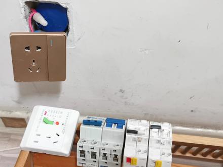 插座没有地线,漏电就麻烦了,水电工教你一招,没地线也不会电人