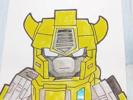 把手掌放在一张纸手绘迷你世界大黄蜂,简单好玩又帅气手势画