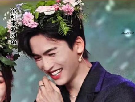 男神没有了美颜滤镜,区别有点大呢,脸上好多褶子,特别笑起来更加的明显。她的剧照是帅得惊为天人的,还有配上他那个为他量身定制的b g m,简直能迷倒万千少女。#张凌赫