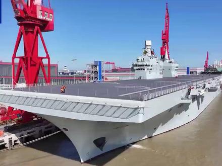 #四川舰电磁弹射和阻拦技术 【#航拍四川舰 独家视频带你一睹为快!】今天上午9时许,#四川舰首次航行试验任务 开展。在五艘拖船的牵引下,四川舰离开上海沪东中华造船厂码头驶向相关海域!四川舰舷号为51,是海军新一代两栖攻击舰,满载排水量4万余吨,设置双舰岛式上层建筑和全纵通飞行甲板,创新应用电磁弹射和阻拦技术,可搭载固定翼飞机、直升机、两栖装备等。
据了解,自2024年12月下水以来,四川舰建造工作按计划稳步推进,顺利完成系泊试验和装设备调试,具备出海试验的技术条件。(来源:央视新闻)