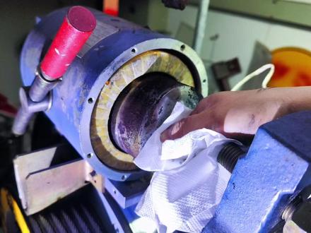 【故障案例分享】三菱凌云电梯客户反馈电梯运行中轿厢抖动机房异响以及频繁停梯,到现场检查发现制动器无法完全打开引起的闸瓦摩擦制动轮引起的过载保护,跟客户沟通需停梯拆解清洁制动器,清除内部污垢以及反复调试,最终制动器恢复正常工作#电梯 #电梯人 #三菱 #每一帧都是热爱 #电梯故障