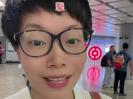 香港中銀6月開戶攻略 很多人隨便列印一張內地信用卡電子帳單,或者物業開的證明就來了。對不起,現在銀行不收了。
硬性要求: 地址證明必須是最近3個月內發出的。
最穩妥的管道: 國家電網的電費單、自來水公司的水費單、或者紙質的公共事業發票。如果用銀行帳單,必須是內地四大行、或者知名股份制商業銀行「每個月郵寄到你家」的正式紙質對帳單,且上面必須有清晰的紅色公章。電子版隨手列印的,現在審查極其嚴格,基本過不了關。
⚠️ 雷區二:你的銀行流水,到底有沒有「瑕疵」?
這是90%的人被拒簽的最核心原因。銀行要看你的流水,不是只看餘額有多少,而是看你的資金行為。
致命瑕疵:大進大出。 比如你開戶前幾天,突然有一筆幾十萬甚至上百萬的資金莫名其妙轉進來,然後又迅速轉走,或者躺在帳戶裡。在香港銀行的合規眼裡,這不叫有實力,這叫「疑似洗錢風險」或「過橋資金」。
正確姿勢: 流水必須是連續3到6個月、有規律的、能體現穩定收入(如工資發放、正常生意往來)的真實流水。#中銀 #香港開戶 #港卡 #櫃檯開戶