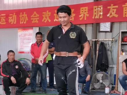 120斤的体重单手挺举140听,刘霸王名不虚传👍👍👍