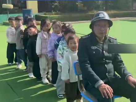 这一幕超有爱!幼儿园保安爷爷“听声辨娃”,网友:这样的保安爷爷太有心了❤️