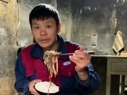 一方水士养一方人,陕南的美食魔芋豆腐的魂。每一块魔芋豆腐 都浸润着岁月的醇香,都忘不了那一口熟悉美味。 #魔芋豆腐 #传统美食 #用美食告别2025 #记录真实生活 #纯手工 #我的2025高光时刻