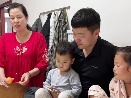 果然是“隔辈亲”啊!#兄妹日常#牛帅气和牛美丽#金牌育言家 #聪明小脑袋国宝也可AI