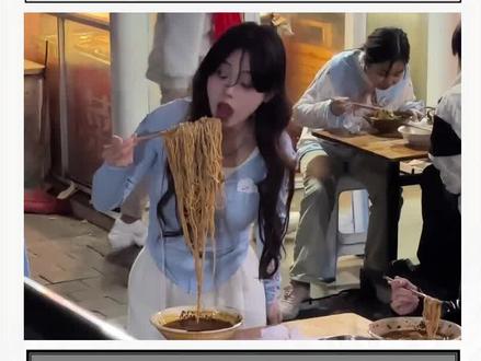 麻辣烫:让人意想不到的碗底惊喜… #离谱 #搞笑 #万万没想到