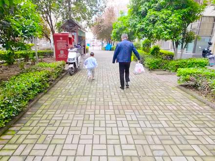 帮宝宝修复小黄人,为了小黄人的屁屁更加饱满,小星星长裤变马裤 #陪小星星要做的100件事 #小黄人大眼萌