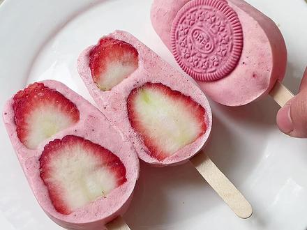 夏天快来了 做个草莓酸奶雪糕吃吃吧🍦酸酸甜甜 冰冰凉凉#跟着抖音学做菜 #草莓 #草莓冰淇淋 #干饭人宅家的仪式感 @DOU+小助手