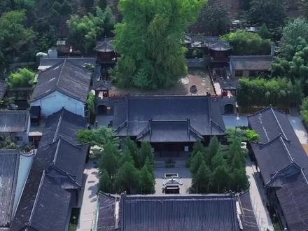 西安古观音禅寺一日禅修之旅🍃
踏入古寺,城市喧嚣被隔绝。青瓦红墙间,时光慢下来。不必赶时间,只需在寺院角落,寻一份禅意🥰
或捧卷经书品读,让智慧文字消解心灵桎梏;或潜心规矩研习,于一招一式的体悟里,让浮躁心绪在专注中沉淀👍 修行无关功利,只为真切感知当下的自己。
斋饭是味觉与心灵的净化🍚 简单食材,清淡滋味却藏甘甜。众人静食,碗筷轻响,这禅悦为食的体验,让我们懂满足源于内心清净,每口都是对生活的敬畏🙏
禅堂静坐,闭眼专注呼吸,杂念渐消,内心澄澈🧘 原来心灵的宁静,只需给它沉淀的空间🌿
听师父开示,温和话语解答困惑,让我们知年轻人的苦有人懂,追寻路上不孤单🥹
离开时,内心平和。这不是逃避,是心灵的补给。城市奔忙中,我们忘了听内心,而在古寺,终于停下与自己聊聊青春的迷茫与憧憬🥳
慢下来方知生活底色,这场禅修是心灵觉醒。往后奔忙,内心也多了从容笃定😊 古寺有心灵栖息处,足以治愈疲惫,让我们看清自己与未来🌟
#西安周末好去处 #一日禅修 #西安禅修#公益正能量 #公益活动