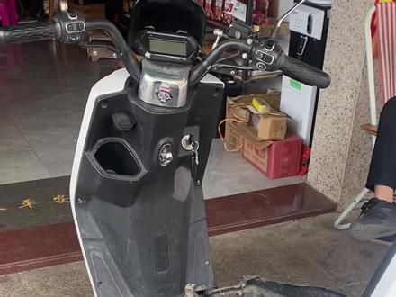 今天给72伏20安的雅迪电动车换电池!里面太脏了#更换电池 #摩托车电动车维修