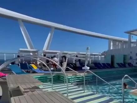 俞敏洪连发10条南极游视频,其所乘坐邮轮画面曝光,入住价格最高约148万元
11月18日,新东方董事长俞敏洪连发10条南极游视频。视频中,俞敏洪分享了自己穿越德雷克海峡、在南极威德尔海坐冲锋舟、乘坐夏古号邮轮在冰上航行等旅行视频。其中,极目新闻记者发现,俞敏洪乘坐的“夏古号”邮轮在某旅行平台显示,29天28晚“霍巴特-南极洲-凯尔盖朗群岛-开普敦”的邮轮航线,一人入住的价格约为148万元。
俞敏洪微博截图
18日一早,“新东方员工吐槽俞敏洪内部信”等话题词登上热搜。11月16日,新东方迎创立32周年纪念日,创始人俞敏洪在南极考察期间向全体员工发出内部信。有员工表示无法与正在旅游的老板共情,也有员工透露纪念日当天上完课还要连夜加班做续课方案。
之后,俞敏洪在多个社交平台发布自己游玩南极的视频,截至目前已连续发布10条游玩视频。极目新闻记者注意到,他发布的视频透露自己乘坐了“一艘在冰上轻松航行的船——夏古号”。
记者查询发现,“夏古号”全称为“指挥官夏古号”,在某旅行平台上可以订购13天12晚、29天28晚等不同邮轮航线。其中,13天12晚的邮轮航线为“乌斯怀亚-南极洲-乌斯怀亚”,有尊爵房、尚爵套房、豪爵套房等房型,一人入住的最低价格约为26万元,最高可达43万元一人。29天28晚的邮轮航线为“霍巴特-南极洲-凯尔盖朗群岛-开普敦”,目前仅有豪爵套房一种房型,一人入住的价格约为148万元。
某平台显示的夏古号邮轮费用
公开资料显示,“指挥官夏古号”2021年首次航行,可载客245人,邮轮上有露天温泉、剧院、冲锋舟探险等相关服务。该邮轮能带领客人直抵地理北极点,深入别林斯高晋海、寻踪帝企鹅,造访登陆人数比登月人数还少的彼得一世岛,探索罗斯海等生态敏感的小众秘境。
某平台的夏古号相关资料
来源:极目新闻
报料、维权通道:应用市场下载“晨视频”客户端,搜索“报料”一键直达;或拨打热线0731-85571188。如需内容合作,请拨打政企服务专席19176699651。