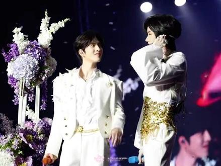 永远为他俩唱的《真相是真》感动!
#黄星 #邱鼎杰 #曼谷演唱会
cr:见水印