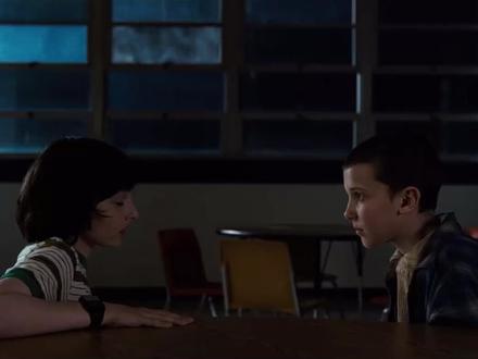 怪奇物语Eleven和Mike感情线 他们的关系从最初的互相吸引,到共同对抗怪物,再到最后的告白,充满了纯真与张力。
在11心里,Mike更多的是一种归属感,安全感的具象化。小时候被实验,长大了被霸凌,几乎没有得到过基本的尊重,这导致她就算跟谁都有一定的隔阂。归根到底她是被归为异类的,孤独无法被排解的。而Mike给了11最重要的信念——肯定,永远愿意站在她身旁,支持她,鼓励她,而不是批判她。他更多的让11知道生命不一定只能有自己一个人。
反观Mike,欣赏11一是因为她的能力,二是爱她的善良和坚强。从第一眼Mike就没有把11当作坏人看待,只认为她很可怜,说明他自己内心也是柔软的。但是不得不说Mike是真的拧巴。怕失去,怕被抛弃,一路往自怜自艾跑了。所以其实从第三者视角看,需要坚定选择的11其实反而行动付出多,而Mike却始终说不出“我爱你“那三个字。
两个人相遇相知,命运的绑定更多一些。
#怪奇物语 #米莉波比布朗 #好看电影推荐 #cp