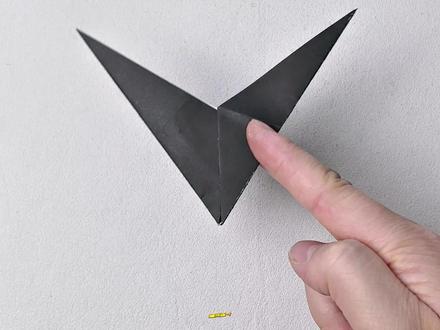 小猴子教你折一个火影手里剑“V形飞镖”,正方形纸1分钟就能搞定,安全帅气又好玩,孩子们都玩了一下午!赶紧试试吧#亲子手工 #创意手工 #折纸教程 #自制玩具 #一学就会系列
