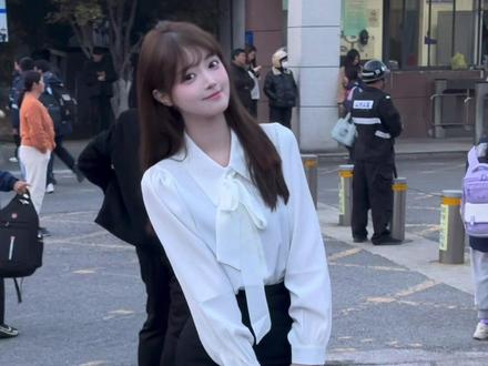 当我打扮成小秘书接弟弟放学 今天真的有点成熟了!!
#姐弟日常 #记录真实生活 #放学 #姐弟情深