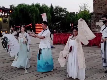 @王雨檬呀 @正直博很宅 @解说小漠 在洛邑古城现学现跳!#奔跑吧主播第五季 #青春夏日记 #王雨檬奔跑吧古风造型有多绝