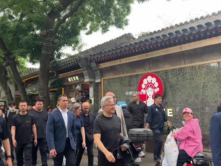 63岁黄仁勋太大方!北京街头狂送签名红包,红包里装了多少? #娱乐 #黄仁勋 #娱乐评论大赏 #八卦