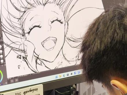 画画也可以像玩一样 这就是GAF的门槛吗?红马甲志愿者小哥,展会现场使用TourBox搓出张力满满的线稿,好自由的线条!像玩一样,充满想象力的画画操作把我看爽了!#TourBox #绘画 #csp #线稿 #小键盘