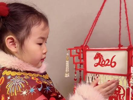 用一次性筷子和非遗剪纸,低成本自制《新年宫灯》
一代人有一代人的花灯
#民间手艺 #花灯 #宫灯手工 #灯笼手工 #剪纸