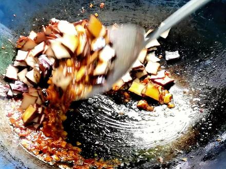 我拿出湖南特产武冈豆腐,请问阁下该如何应对?#美食教程 #湖南特产美食 #抖音美食推荐官 #湘菜