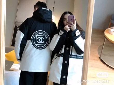 上新 官网首发
香奈儿经典网红爆款连帽短款小香风撞色工装保暖时尚情侣男女羽绒服外套
香奈儿 Chanel冲锋衣羽绒服,这个拼色的设计也是爱了,主要是显白啊!冲锋衣的版型特别酷 黑白拼接更是耐看又百搭,羽绒服我首选的是显不显胖 这件香奈儿羽绒服就很好的达到我的要求,保暖性超好又显瘦虽然是去年很火爆的款式 现在穿依旧很经典,冬天最爱的一件羽绒服了,没有之一!!!
下身推荐大家搭配一个chanel束脚裤 既协调穿搭比例又显腿长,很学院风的感觉,青春活泼,很好看,满分推荐哦~👔
男女情侣同款👫都非常合适 人手必备款
防水防风面料 80%白鸭绒填充 全身皮标辅料都是定制而成
包装 吊牌 领标 水洗麦 原版定制👍
【颜色】: 黑白撞色
【尺码】: S~M
S: 胸围124 - 衣长72
M: 胸围130 - 衣长74
(手工测量,误差1-2cm)