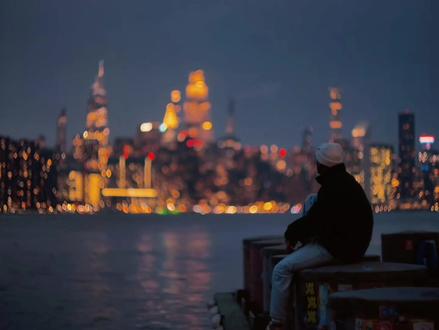 “老天爷 请给这个笨拙的小孩一点运气吧”
#青年创作者成长计划 #拍出电影感 #情绪短片 #inmyfeeling #抖音摄影美学大赏