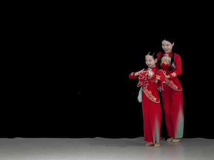 诶呀 大美人来咯 #原创@静静紫(傲菲) #谁家大美人#谁家大美人舞蹈 #东北秧歌 #抖音热门舞蹈挑战 @暖妈 @DOU+小助手 @DOU+上热门