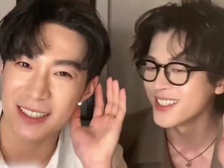 两个人状态超好的一场直播 修伯真的越来越暧昧 越来越自然了 #幸章力 #幸卓辉 #章明伯 #直播