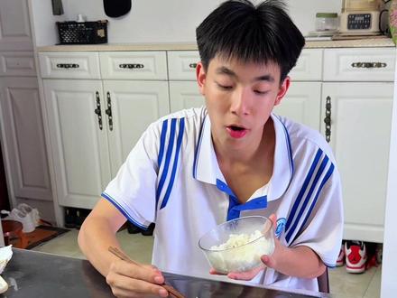 摇小笼包的风还是吹来了,话不多说直接#摇一摇就能吃到烫面灌汤小笼包 #高中生日常