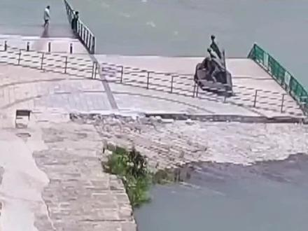 女孩落水姨夫去救双双被冲走,幸遇2救生员江面训练