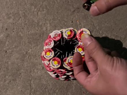 彩菊一转.烦恼减半#彩菊旋转烟花 #彩菊烟花新玩法