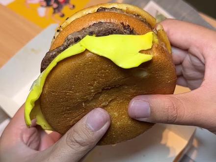 麦当劳11.9一大个巨无霸也太好吃啦#这也太好吃了 #巨无霸