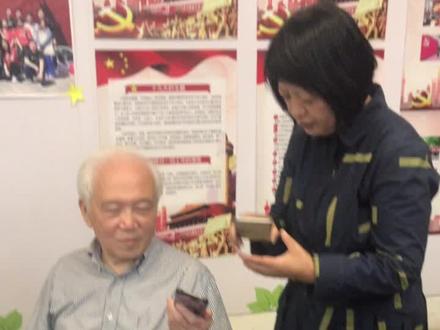 龚一老师要加李祥霆老师微信,然后李凤云老师帮忙,曾老师也扫一下😄