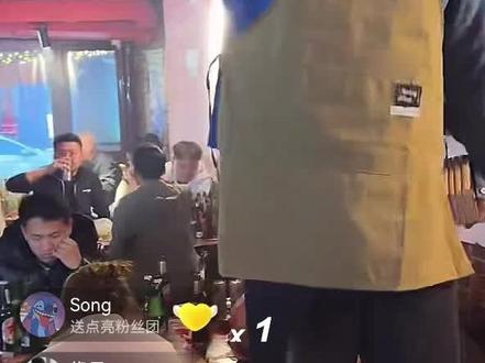 CF老四之馄饨酒馆之行!(两分钟老四喊全场消费买单,4分20秒的时候老四被搭讪!)#cf老四 #馄饨酒馆 #社牛 #上热门🔥