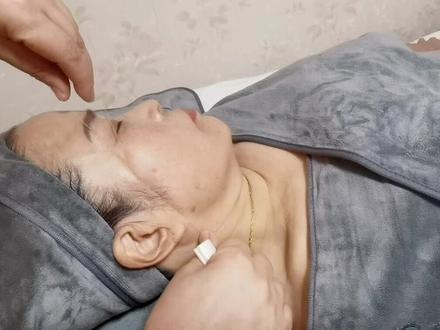绞面又称开脸,是古老的美容法。一双
手,一根线,靠手和口的配合,绞去脸部
汗毛,使其面容整洁,容光焕发。#创作灵感小助手 #皮肤管理 #美业手艺人 #护肤 #同城 #好物分享