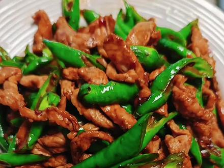 不用复杂调料!农家青椒炒肉丝,就是小时候最馋的味道 自从新辣椒下来,就爱用它炒各种家常菜。
还是小时候妈妈做的味道,没有复杂的工序,却能让人连吃两碗米饭。
简单的食材,也能做出最治愈的烟火气。#青椒炒肉丝 #青椒土豆丝 #我的乡村生活