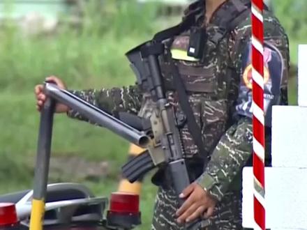 台军新兵捡空包弹到厕所射击?