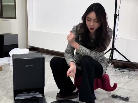 配置有质的改变,滚筒变长了,防缠绕应该也会更好,基站托盘也更好打理并且干湿分离了,下个视频我们看看它干活到底怎么样吧#智能家电 #扫地机器人 #科沃斯