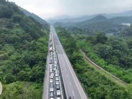 陕西首条“到期免费”的高速公路正式诞生 #深夜深度#高速公路#城市交通
自2026年2月12日零时起,福银高速西安至蓝田段的香王收费站至白鹿塬收费站区间,正式终止收费,对所有车辆实行永久性免费通行。这一路段全长24.05公里,是陕西省首条因收费期满而免费的高速公路,标志着陕西高速“到期免费”时代的开启。
西蓝高速于1998年开工建设,2000年正式通车,运营至今已有25年。此次免费政策无时间与车型限制,属于永久性措施,仅对跨路段行驶的车辆代收其他联网高速的费用。作为国家高速福银线在陕西的重要组成路段,西蓝高速的免费通行,不仅为市民出行带来便利,更对区域经济发展和交通格局优化产生积极影响。